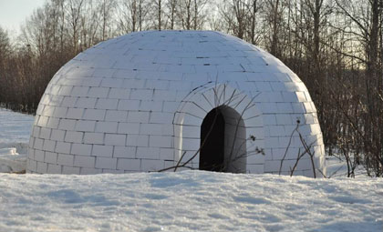 Un iglú de cartón corrugado cerca del Polo Norte